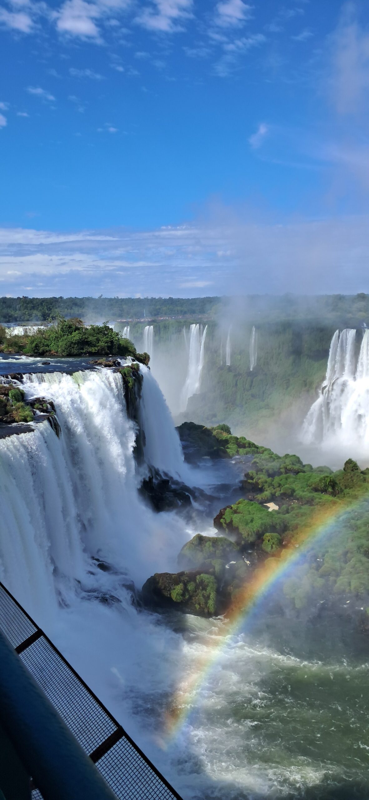 DIE IGUAZU WATERVALLE: ‘N SKOUSPELAGTIGE SIMFONIE VAN BRUISENDE WATER IN KLANK, GEUR EN KLEUR