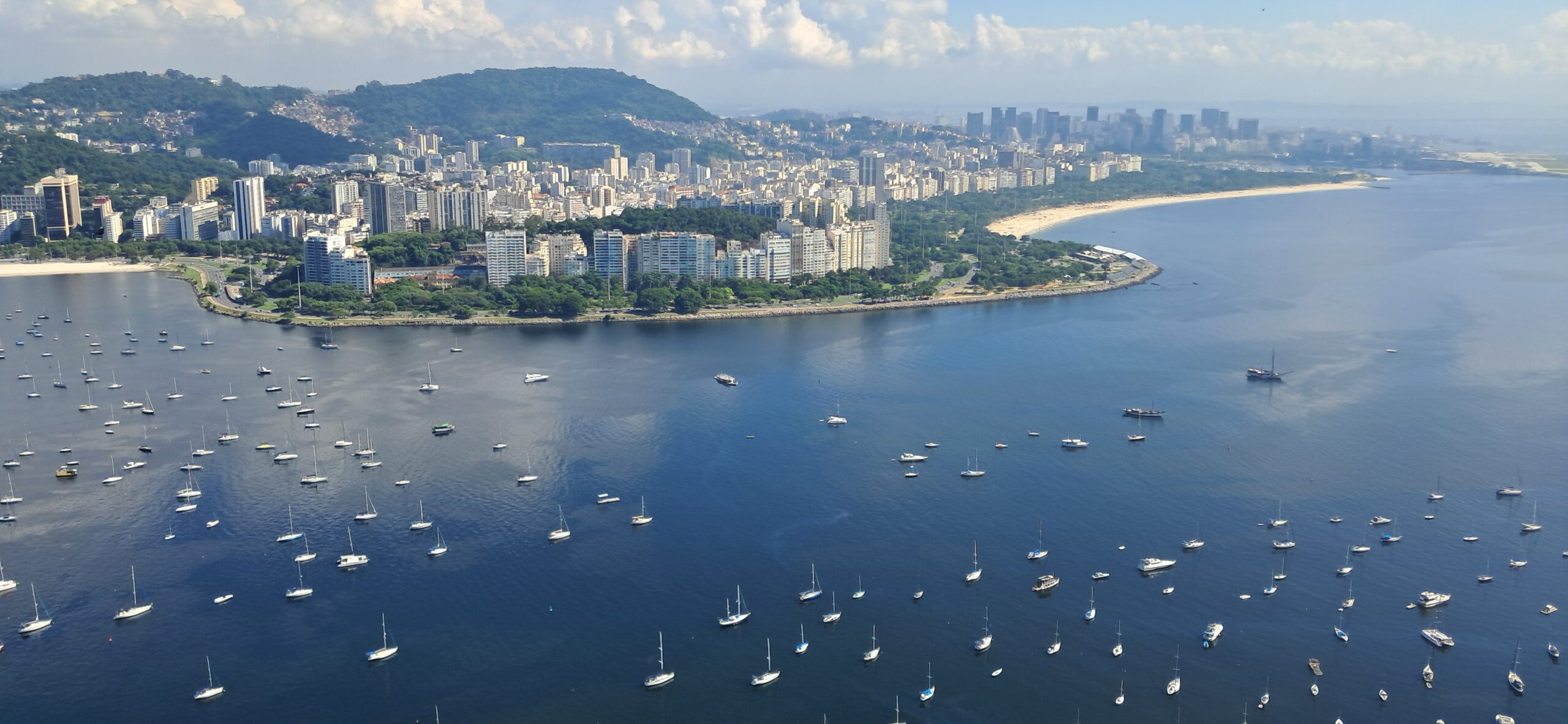 LUI LEKKER LEWE IN RIO DE JANEIRO, STAD VAN PASSIE, POLSENDE SAMBA RITME EN KRISTAL HELDER NATUURSKOON